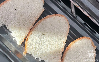 Поджарьте хлебные ломтики на гриле.