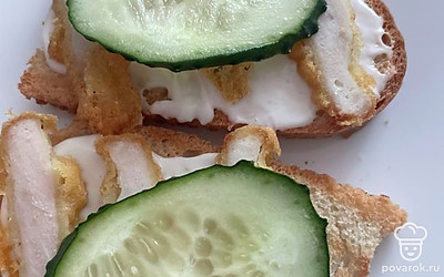 На стрипсы положите тонкие дольки свежего огурца.