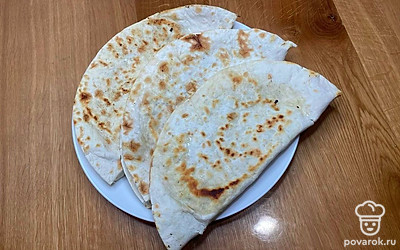 Кесадильи готовы, подавайте горячими. Приятного аппетита! 