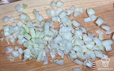 Нарежьте репчатый лук на небольшие кусочки.