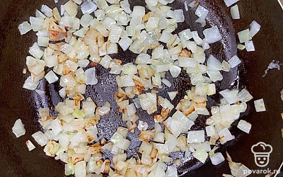 Обжарьте лук с растительным маслом на небольшом огне. Томите до появления золотистой корочки.