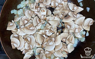 Тщательно промойте грибы. Нарежьте на средние кусочки, грибы значительно уменьшаются в размере при жарке. Выложите к поджаренному луку грибы и томите на небольшом огне 4-5 минут до готовности грибов.