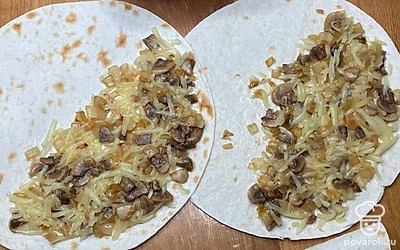 Натрите сыр на крупной терке. Соедините в миске тертый сыр, поджаренные лук, грибы. Перемешайте. Выложите начинку на 1/2 каждого лаваша и сложите лаваш пополам. Обжарьте лепешки на небольшой огне с двух сторон до румяной корочки. Можете жарить и на масле, и на сухой сковороде, по вашему усмотрению.