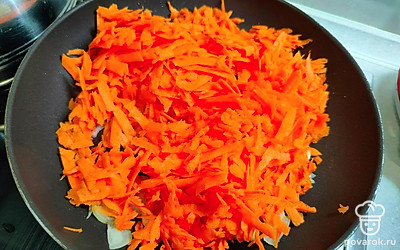 Лук нарежьте полукольцами, а морковь натрите на крупной терке. Потушите в сковороде под крышкой до мягкости овощей. В конце положите тертый чеснок. 2/3 от овощей отложите в чашу для остывания. 