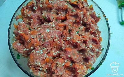 В фарш положите промытый рис и остывшую зажарку. Добавьте соль, специи и перемешайте. 