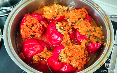 Подавайте блюдо со сметаной. 