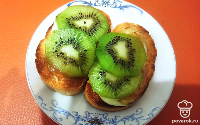 Тосты со сгущенкой, медом и киви — Рецепт с фото