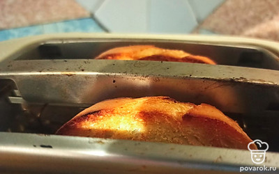 Ломтики белого хлеба поджарьте в тостере до золотистого цвета (2-3 минуты).