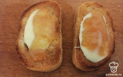 Намажьте тосты сгущенкой и медом.