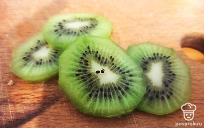 Киви почистите и нарежьте.