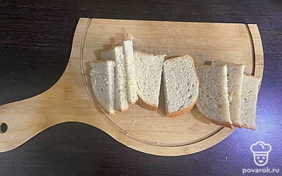 Ломтики хлеба разрежьте на половинки. 