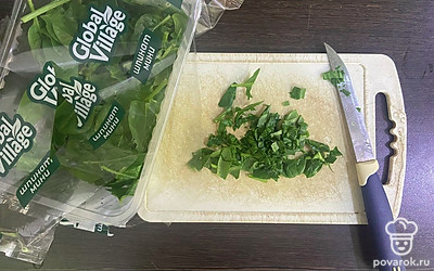 Листья шпината мелко нарежьте.