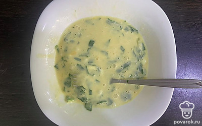 Добавьте шпинат в яичную смесь и перемешайте.