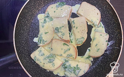 Каждый ломтик хлеба окуните в яичную смесь и выложите на сковороду, обжарьте с обеих сторон по 2 минуты.