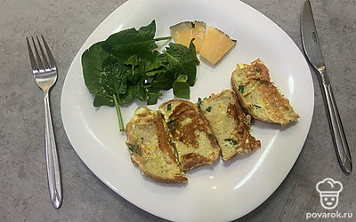 Подавайте порционно с листьями шпината.