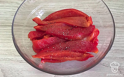 После запекания горячий перец сложите в пакет и оставьте на 10 минут. Затем легко снимите кожицу и нарежьте перец на полоски. Посолите, добавьте сахар и специи.