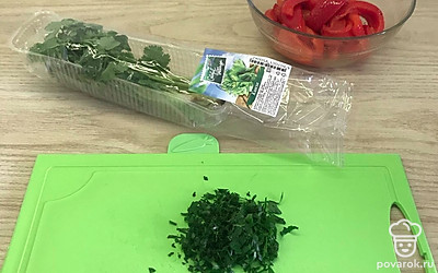 Нашинкуйте кинзу, положите к перцу. Полейте оливковым маслом и яблочным уксусом. Оставьте на 15 минут.