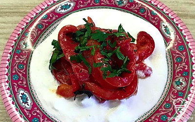 На тарелку выложите страчателлу. Сверху — маринованный перец.