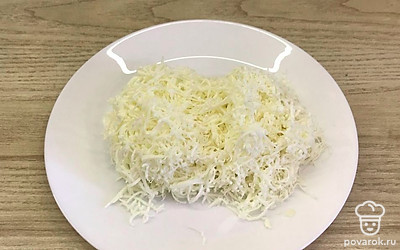 Плавленый и полутвердый сыр натрите на мелкой терке.