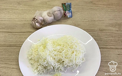 Чеснок тоже измельчите.