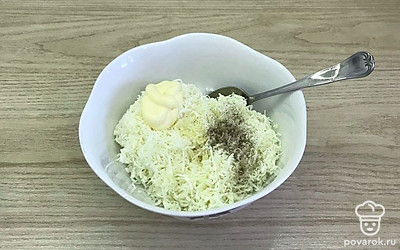 Добавьте майонез, творожный сыр. Посолите и поперчите по вкусу. Хорошо перемешайте.