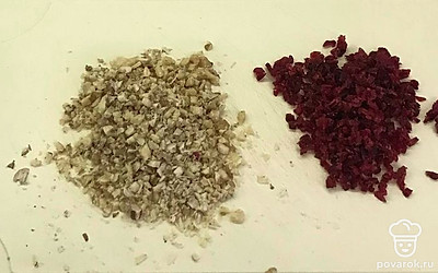 Очень мелко нарежьте клюкву и обжаренные орехи.