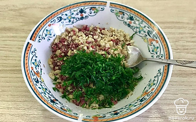 Выложите измельченную петрушку. Перемешайте.