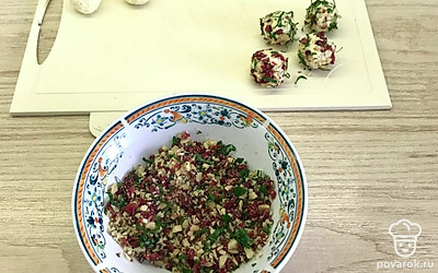 Скатайте шарики желаемого размера. Обваляйте в смеси с орехами.