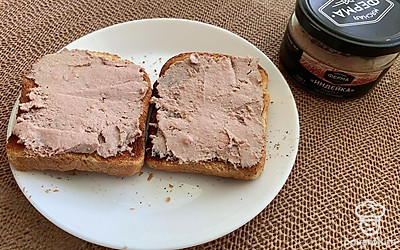 Смажьте оба ломтика печеночным паштетом.