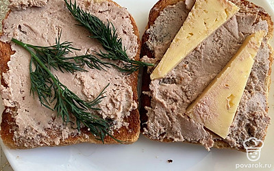 На один ломтик положите пару кусочков сыра, на второй — веточку укропа.