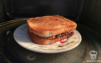 Сложите 2 ломтика вместе и поместите в микроволновку на 1 минуту.