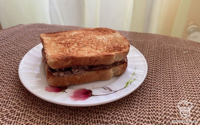 Подайте разрезанные по диагонали тосты к чаю.