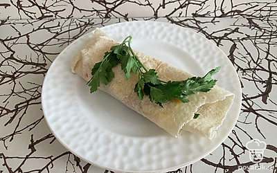 Аккуратно закрутите бурум, слегка вдавливая ладонью, чтобы лаваш как бы припечатался к сыру. Украсьте сверху веточкой зелени. Приятного аппетита!