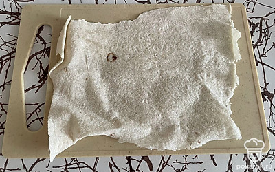 Лист лаваша среднего размера аккуратно разложите на разделочной доске.