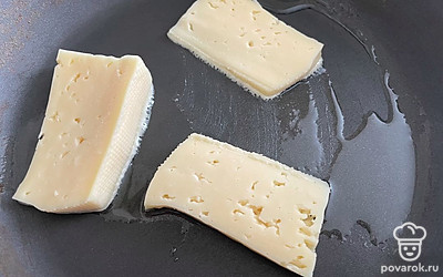 Разогрейте масло. Выложите дольки сыра и обжарьте с двух сторон буквально 10-15 секунд.