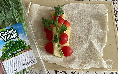 Выложите свежую веточку петрушки.