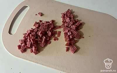 Колбасу нарежьте мелким кубиком. 