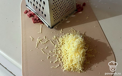 Сыр натрите на терке. 
