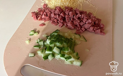 Огурец тоже нашинкуйте кубиком. По желанию, в приготовлении используйте и другие любимые овощи. 