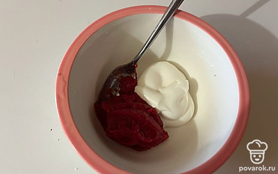 В отдельной миске соедините и перемешайте майонез с томатной пастой. 