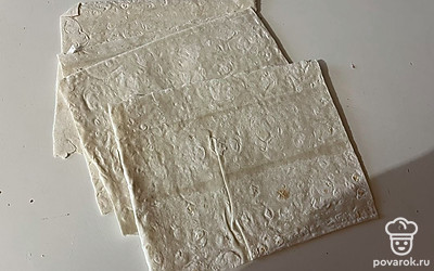 Лаваш разрежьте на 4 прямоугольника примерно 20 на 30 сантиметров. 