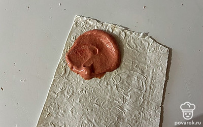 На один из углов каждого прямоугольника выложите чайную ложку томатного соуса. 