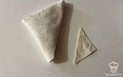 Заверните лаваш в треугольник, как на фото. 