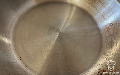 Сухую сковороду поставьте на умеренный огонь. 