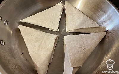 На раскаленную сковороду выложите конвертики с начинкой. Обжаривайте с обеих сторон, по 3-5 минут с каждой. 