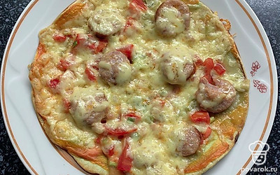 Закуска на лепешке с купатами и овощами — Рецепт с фото