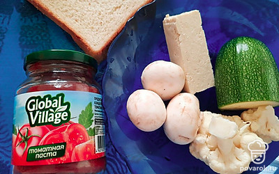 Подготовьте все ингредиенты. Помойте грибы, цукини и цветную капусту.