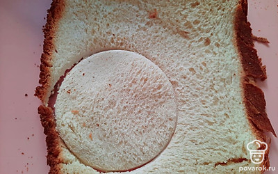 Тостовый хлеб раскатайте и вырежьте кружочки.