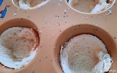 Аккуратно придайте им форму (можно использовать форму для кексов). Отправьте в разогретую до 180 градусов духовку на 15 минут.