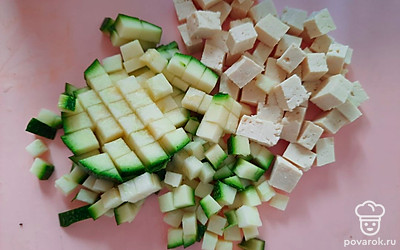 Нарежьте небольшими кубиками тофу и цукини.